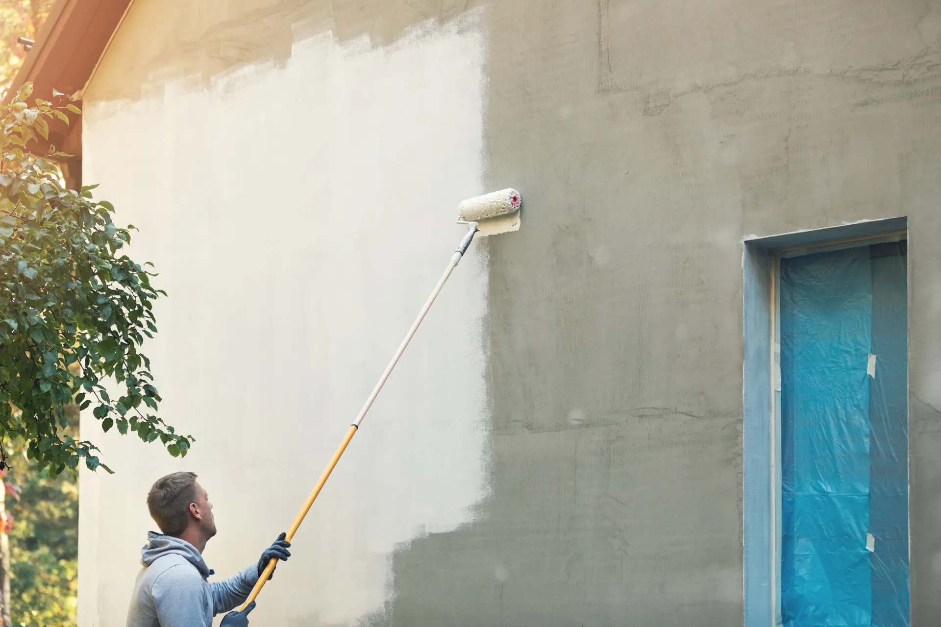 Pintor trabajando en una fachada en Lérida